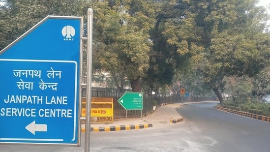 "250 temporary tents are set up in different areas of Delhi, in which beds, blankets, etc. are arranged for people to stay. Kashmere Gate, AIIMS, Yamuna Pusta, Bangla Sahib etc. are the areas where tents have been set up," he said.(HT Photo)