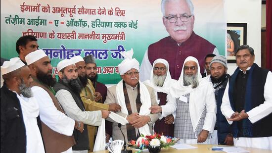 Manohar Lal Khattar with Waqf board imams at Gurugram University at sector51 on Thursday. (Parveen Kumar/HT Photo)