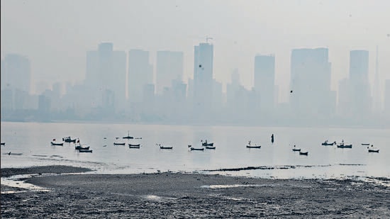 Mumbai, India - December 18, 2022: Mumbai skyline engulfed in smog amid hazy weather over the Arabian sea waters, at Bandra, in Mumbai, India, on Sunday, December 18, 2022. (Photo by Satish Bate/ Hindustan Times) (Satish Bate/HT PHOTO)