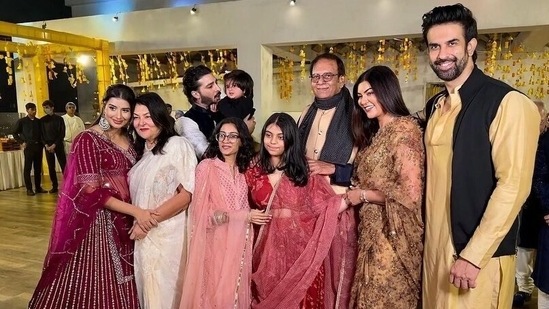 Siblings Rajeev Sen and Sushmita Sen with their family. 