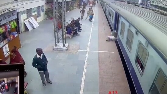 The image shows an RPF jawan rushing to save a passenger's life in Bihar's Purnia station.(Twitter/@RailMinIndia)