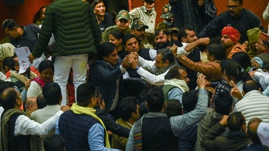 AAP members got into heated arguments with their BJP counterparts, who retaliated by raising slogans against the AAP and its convener Arvind Kejriwal.(Raj K Raj/ HT Photo)
