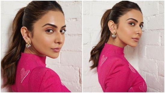 Finally, Rakul opted for a subtle nude smokey eye shadow, lashes mascara, curled brows, glossy pink lip gloss, rosy cheekbones, highlighter base and radiant highlighter for glamorous options. droopy.  The sleek ponytail parted in the middle creates the final highlight.  (Instagram)