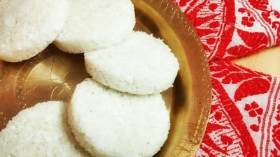Tekeli/Ketli Pitha: This dish is made using fragrant rice, grated coconut and aromatic jaggery. The mixture is steamed in the lid of a kettle and is best enjoyed with black tea. (Instagram/@afoodiezkitchentales)