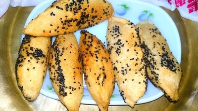 Hutuli Pitha: Also known as Sutuli (Xutuli) Pitha, this is a fried dish made using jaggery and black sesame. (Instagram/@mausumi_kitchen) Hutuli Pitha: Also known as Sutuli (Xutuli) Pitha, this is a fried dish made using jaggery and black sesame. (Instagram/@mausumi_kitchen)