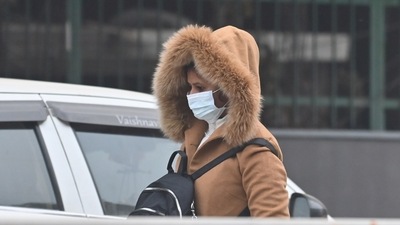 A woman wearing warm clothes commutes during a cold winter morning in New Delhi on Friday. (ANI) A woman wearing warm clothes commutes during a cold winter morning in New Delhi on Friday. (ANI)