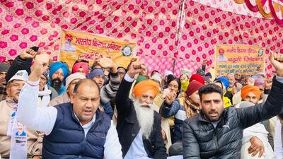 Bharatiya Kisan Union (BKU) leader Gurnam Singh Charuni was addressing farmers from his faction protesting outside the Saraswati Sugar Mills for the third day on Saturday. (HT Photo)