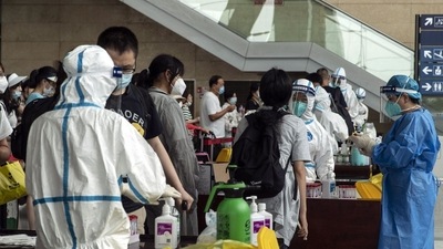 Portugal: Arriving travelers queue for Covid-19 tests at Changshui International Airport. (Bloomberg)