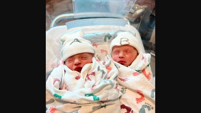The image shows the newborn babies who share different birth years. (Facebook/@Kali Jo Flewellen)