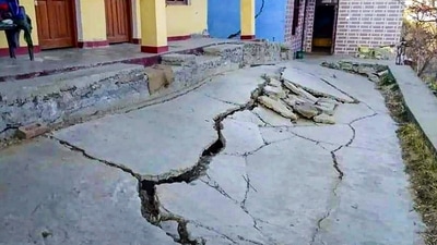 Joshimath: Cracks appear at a house due to landslides at Joshimath in Chamoli district of Uttarakhand, Saturday, (PTI) Joshimath: Cracks appear at a house due to landslides at Joshimath in Chamoli district of Uttarakhand, Saturday, (PTI)