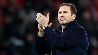 FA Cup Third Round - Manchester United v Everton - Frank Lampard applauds fans after the match (REUTERS)