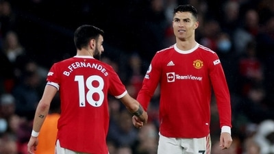 Bruno Fernandes (L) with Cristiano Ronaldo (REUTERS)