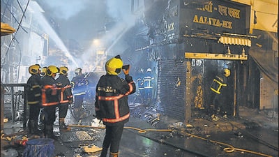Since the smoke was trapped inside the structure that caught fire, A bulldozer was brought in at around 10 pm to break the roof after fire fighters failed to break in manually. Heavy deployment of police was done by Mumbai Police in the lanes to control the crowd and traffic in the market. (Anshuman Poyrekar/HT PHOTO) Since the smoke was trapped inside the structure that caught fire, A bulldozer was brought in at around 10 pm to break the roof after fire fighters failed to break in manually. Heavy deployment of police was done by Mumbai Police in the lanes to control the crowd and traffic in the market. (Anshuman Poyrekar/HT PHOTO)