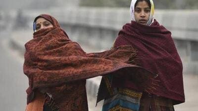 Women seen wrapped in shwals and woollens as Delhi witnesses intense cold conditions (HT Photo) Women seen wrapped in shwals and woollens as Delhi witnesses intense cold conditions (HT Photo)