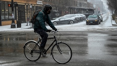 A bicyclist makes his way along Halsted Street during a cold weather front as a weather phenomenon known as a bomb cyclone hits the Upper Midwest, in Chicago, Illinois, US. (REUTERS file)