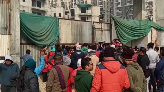 Residents protest against forest dept for failing to locate leopard in G Noida society