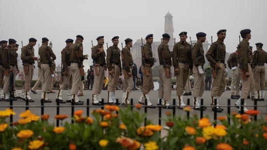 Indian policemen take part in the rehearsal for the Republic Day parade on a cold winter morning.&nbsp;(Adnan Abidi / Reuters)