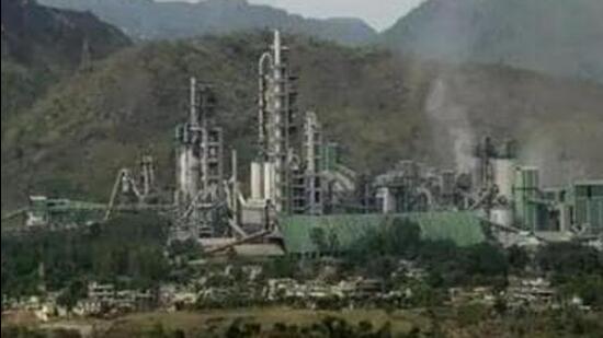 Adani Group, which owns the ACC cement plant in Barmana and Ambuja cement plant in Darlaghat of Himachal Pradesh, has once again blamed the transport unions for the deadlock. (HT FIle/Representational image)