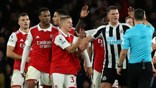 Referee Andy Madley discusses with players during the English Premier League soccer match between Arsenal and Newcastle United at Emirates stadium in London, Tuesday, Jan. 3, 2023. (AP Photo/Ian Walton)(AP)