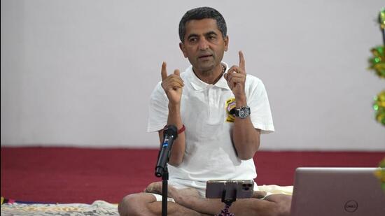 Melbourne-based Vasudeva Kriya Yoga founder Rajendra Yenkannamoole spoke on seeking inspiration from the Bhagavad Geeta, chakra healing for channelisation of energy, and thinking big and achieving great (HT Photo)