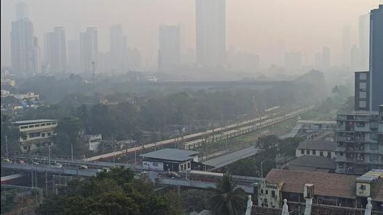 Mumbai, India - January 05, 2023: An aerial view of Mumbai skyline engulfed in hazy weather, at Parel, in Mumbai, India, on Thursday, January 05, 2023. (Photo by Satish Bate/ Hindustan Times) (Satish Bate/HT PHOTO)