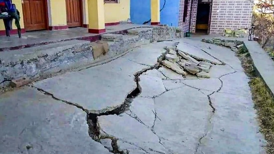 Joshimath: Cracks appear at a house due to landslides at Joshimath in Chamoli district of Uttarakhand, Saturday,(PTI) Joshimath: Cracks appear at a house due to landslides at Joshimath in Chamoli district of Uttarakhand, Saturday,(PTI)