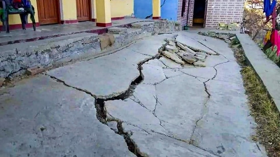 Joshimath: Cracks appear at a house due to landslides at Joshimath in Chamoli district of Uttarakhand, Saturday,(PTI)