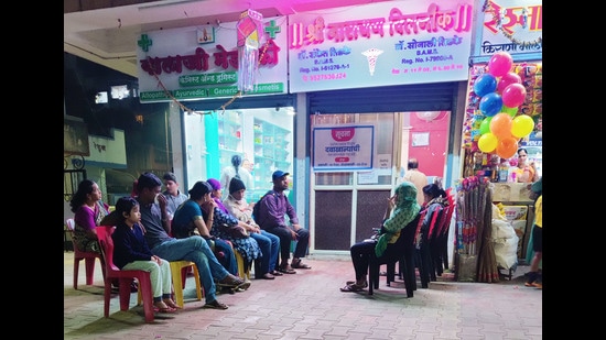 Rush at a doctor’s clinic at Sukhasagar nagar on Saturday. (Rahul Raut/HT PHOTO)