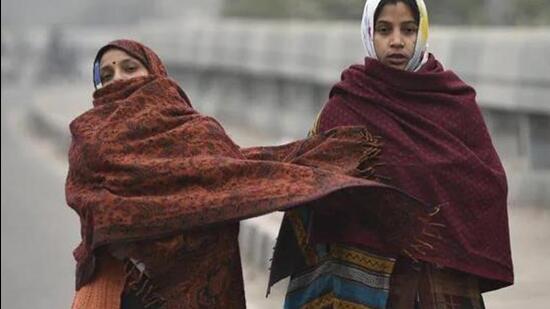 Women seen wrapped in shwals and woollens as Delhi witnesses intense cold conditions (HT Photo)