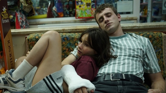 Frankie Corio and Paul Mescal play Sophie and Calum in Aftersun.