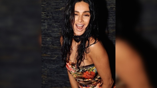For her hairdo, Shibani Dandekar opted for the messy, wet look. Her nude makeup made her outfit stand out.&nbsp;(Instagram/@shibanidandekarakhtar)