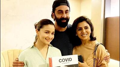 Alia Bhatt, Ranbir Kapoor and Neetu Kapoor met paps for an informat chat at their residence Vaastu. Alia Bhatt, Ranbir Kapoor and Neetu Kapoor met paps for an informat chat at their residence Vaastu.