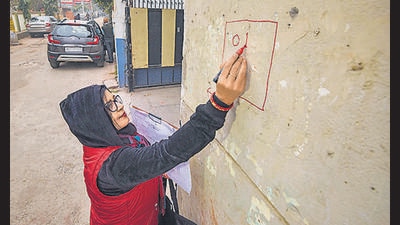 An enumerator staff marks a house during the first phase of the caste-based census in Bihar, in Patna, January 7, 2023 (PTI) An enumerator staff marks a house during the first phase of the caste-based census in Bihar, in Patna, January 7, 2023 (PTI)