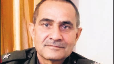 Assistant sub-inspector Shambhu Dayal was stabbed in the neck, back and chest by a snatcher on Wednesday. (HT Photo) Assistant sub-inspector Shambhu Dayal was stabbed in the neck, back and chest by a snatcher on Wednesday. (HT Photo)