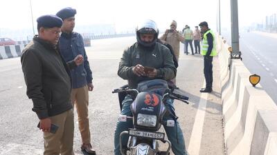 Ghaziabad, India - January 07, 2023: Ghaziabad senior traffic police officers launched a campaign against three-wheeler and two-wheeler Delhi Meerut Expressway and challan them as these vehicles are not allowed on expressway, in Ghaziabad, India on Saturday, January 07. 2022. (Photo by Sakib Ali /Hindustan Times) Ghaziabad, India - January 07, 2023: Ghaziabad senior traffic police officers launched a campaign against three-wheeler and two-wheeler Delhi Meerut Expressway and challan them as these vehicles are not allowed on expressway, in Ghaziabad, India on Saturday, January 07. 2022. (Photo by Sakib Ali /Hindustan Times)