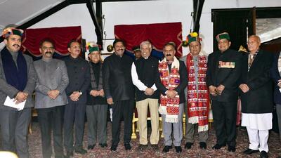Himachal Pradesh governor Rajendra Vishwanath Arlekar, chief minister Sukhvinder Singh Sukhu and his deputy Mukesh Agnihotri with the newly sworn-in ministers in Shimla on Sunday. (ANI)