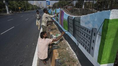Mumbai, India - Jan. 8, 2023: BMC to maintain, beautify Eastern Express Highway at Ghatkopar near Godrej signal in Mumbai, India, on Sunday, January 8, 2023. (Photo by Satish Bate/ Hindustan Times) (Hindustan Times) Mumbai, India - Jan. 8, 2023: BMC to maintain, beautify Eastern Express Highway at Ghatkopar near Godrej signal in Mumbai, India, on Sunday, January 8, 2023. (Photo by Satish Bate/ Hindustan Times) (Hindustan Times)