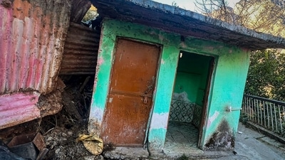 Joshimath: A building tilts following landslides at Joshimath in Chamoli district, Sunday, Jan. 8, 2023. (PTI Photo)(PTI01_08_2023_000015A) (PTI)
