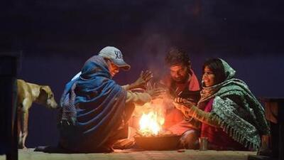 People huddle around a bonfire to warm themselves on a cold evening at Yamuna Bazar area in New Delhi (HT Photo) People huddle around a bonfire to warm themselves on a cold evening at Yamuna Bazar area in New Delhi (HT Photo)
