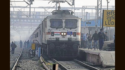 Several trains were running with delays extending up to nine hours, leaving passengers at the Ludhiana railway station in the lurch. (Gurpreet Singh/HT) Several trains were running with delays extending up to nine hours, leaving passengers at the Ludhiana railway station in the lurch. (Gurpreet Singh/HT)