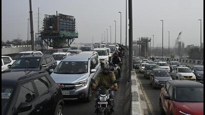 The procession is likely to resume around 10am on Monday and congestion is expected on south Delhi roads. (Sanjeev Verma/HT file photo)