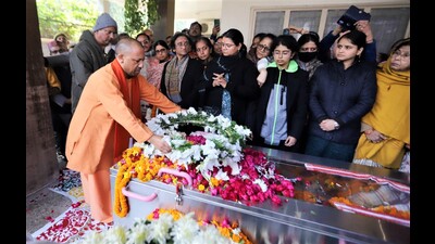 UP chief minister Yogi Adityanath paying his last respect to BJP veteran Keshari Nath Tripathi in Prayagraj. (HT photo) UP chief minister Yogi Adityanath paying his last respect to BJP veteran Keshari Nath Tripathi in Prayagraj. (HT photo)