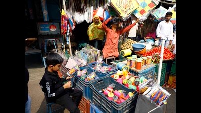 Vendors selling kites ahead of Makar Sankrati at Raviwar Peth. (HT FILE PHOTO)