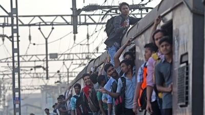 Commuters on Mumbai’s local trains. (Pratik Chorge/HT PHOTO) Commuters on Mumbai’s local trains. (Pratik Chorge/HT PHOTO)