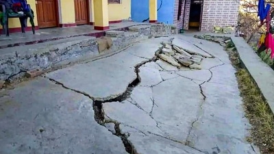 Joshimath: Cracks appear at a house due to landslides at Joshimath in Chamoli district of Uttarakhand, Saturday, (PTI)