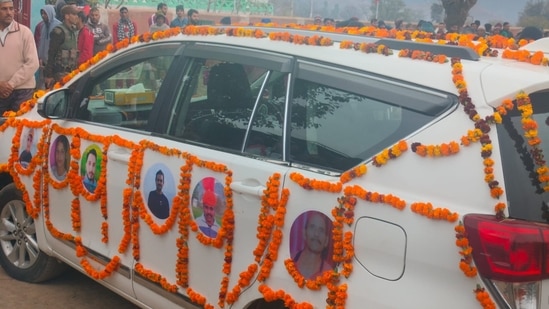 The pictures of six Dhangri terror attack victims are visible on an Innova which is carrying their ashes to Haridwar. (Ravi Krishnan Khajuria/HT Photo)