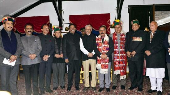 Himachal Pradesh governor Rajendra Vishwanath Arlekar, chief minister Sukhvinder Singh Sukhu and his deputy Mukesh Agnihotri with the newly sworn-in ministers in Shimla on Sunday. (ANI)