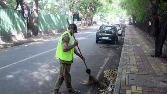 Resurfacing work on road 9A near Jogger’s Park, Kalyani Nagar has been stopped for more than four months, turning the area into a safety hazard. (HT FILE PHOTO)