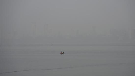 The prevailing pollution levels are due to a slowing down of wind speeds, which is typical for the winter season. “Over the last two months, there have been unprecedented changes in the weather scenario. Owing to the phenomenon of La Nina (cold ocean temperatures in the Equatorial Pacific), India has been experiencing and will continue to experience an unusually cooler and extended winter,” said Gufran Beig, project director, SAFAR. (Vijay Bate/HT Photo)