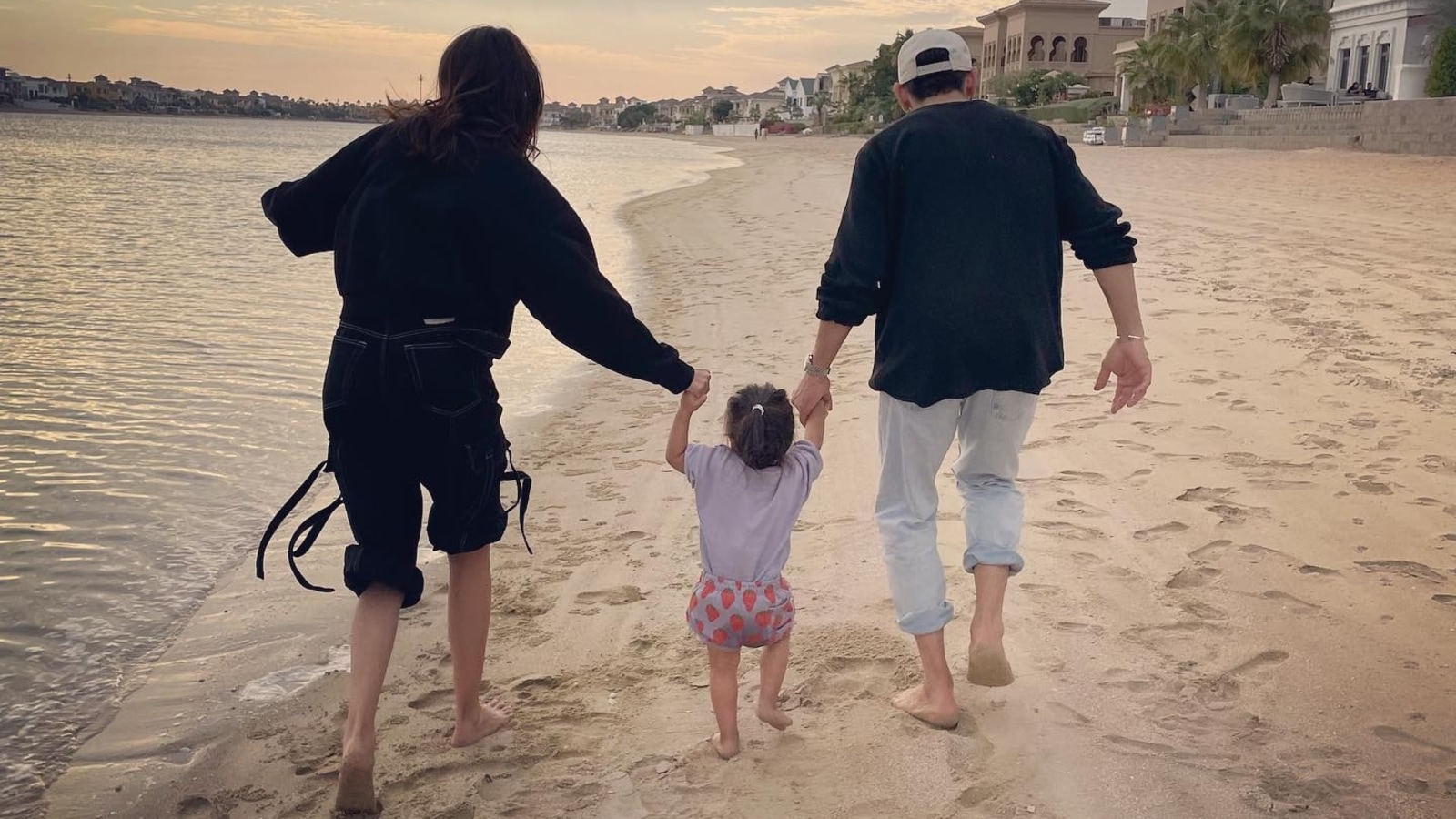 Anushka Sharma and Virat Kohli play with daughter Vamika on beach in unseen pic. See post